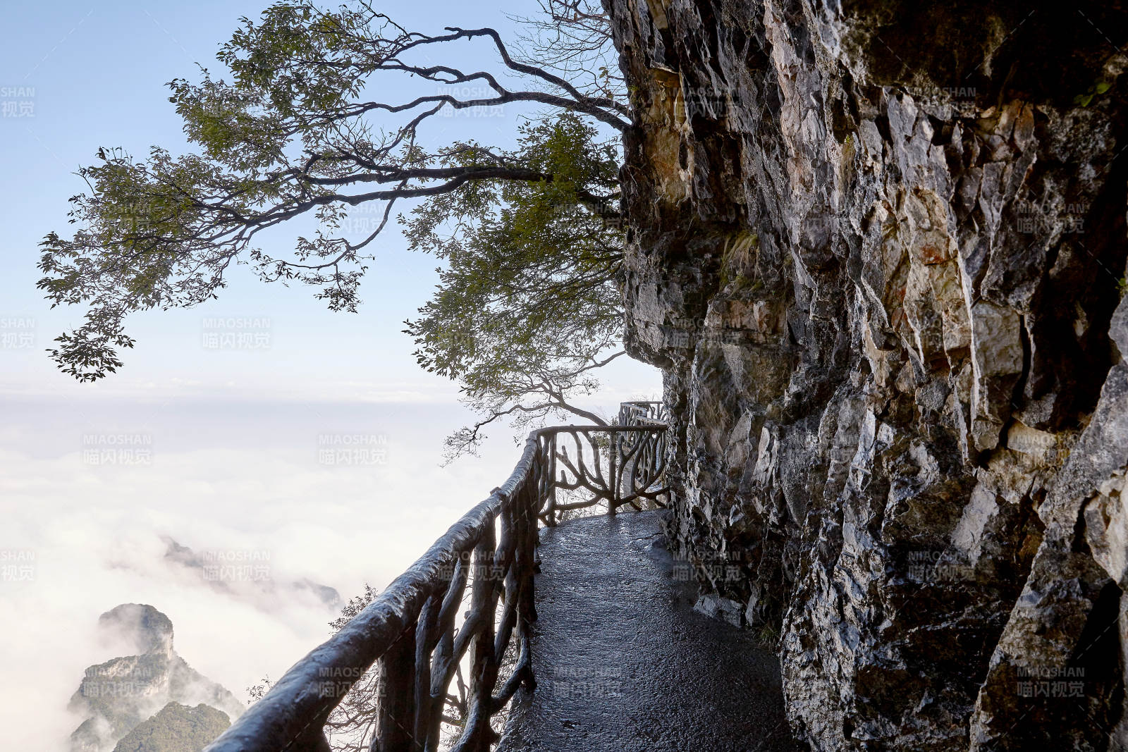 云海之上的悬崖栈道图片