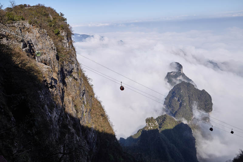 云海之上的缆车奇景图片
