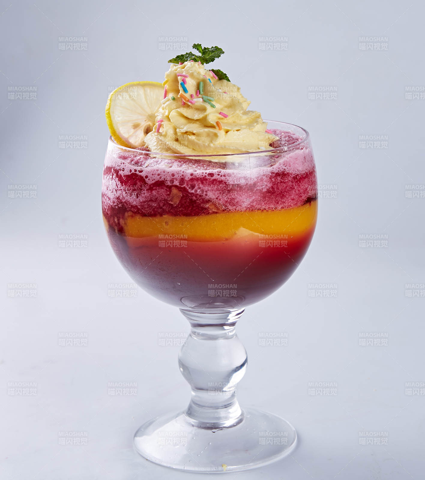 彩虹水果冰淇淋杯图片