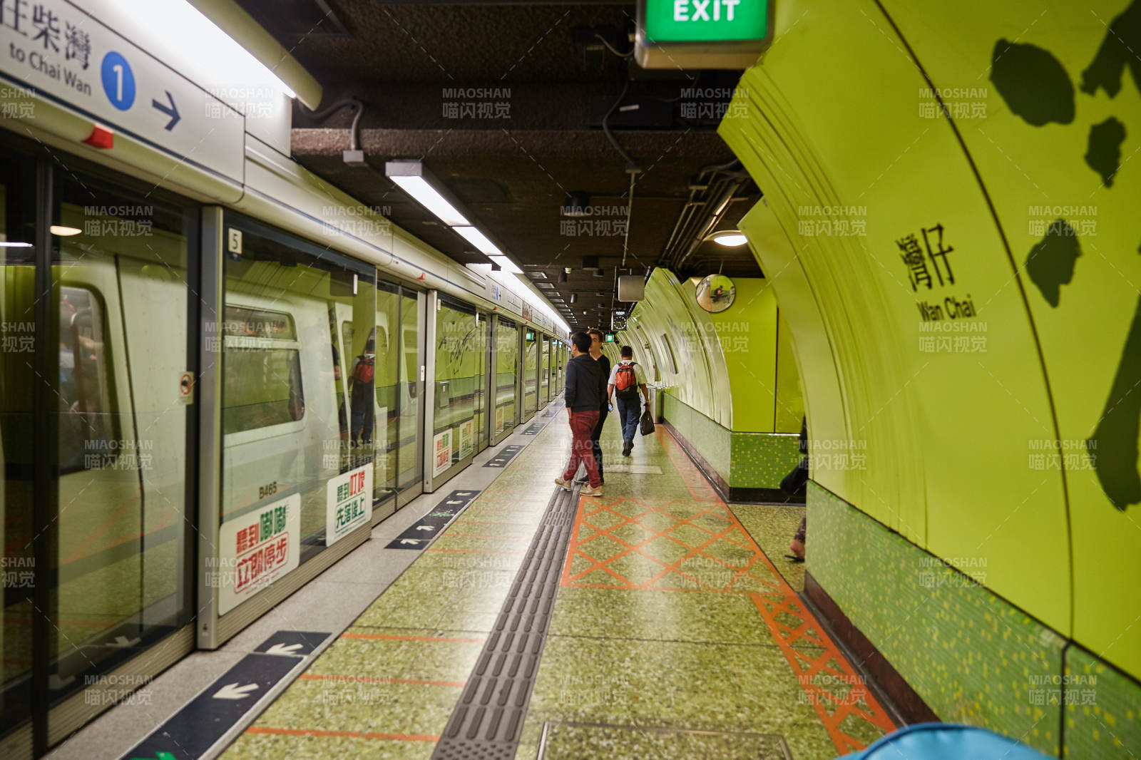 香港地铁站台乘客行走图图片
