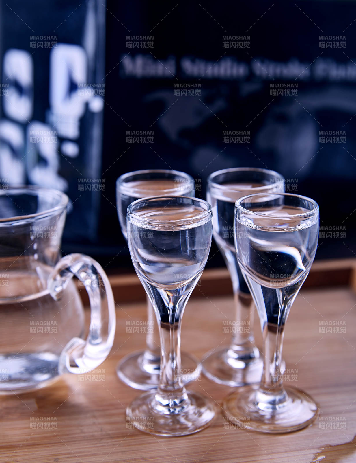 透明酒杯与水壶特写图片