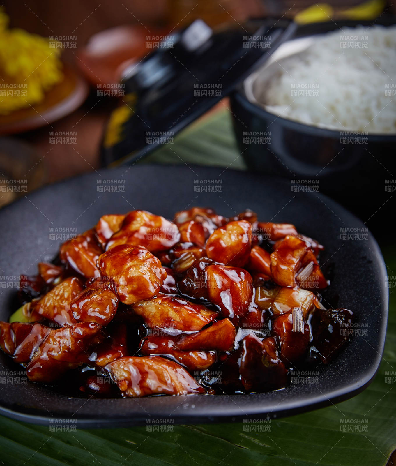 酱香鸡丁配米饭图片