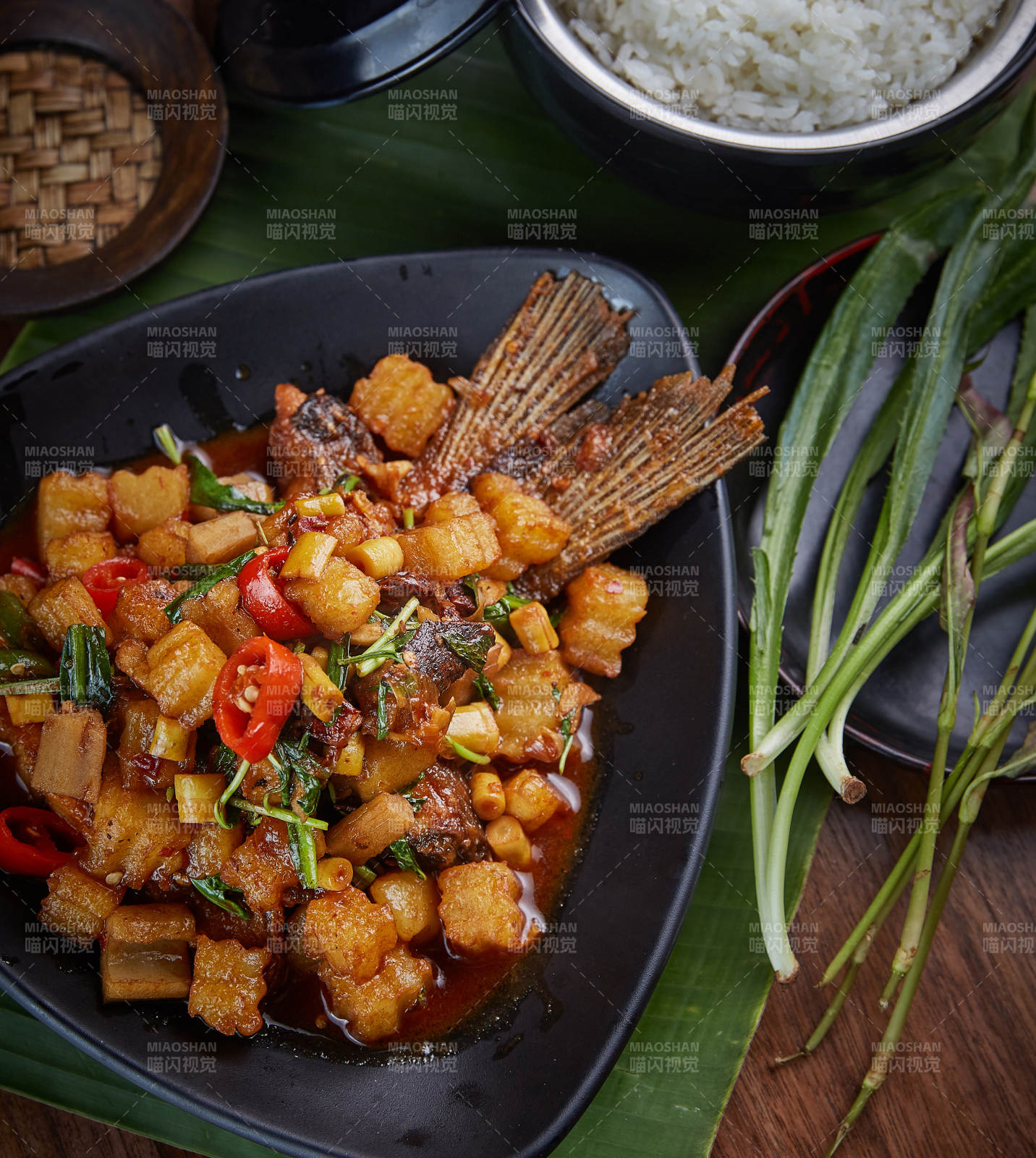 香辣鱼块配米饭图片