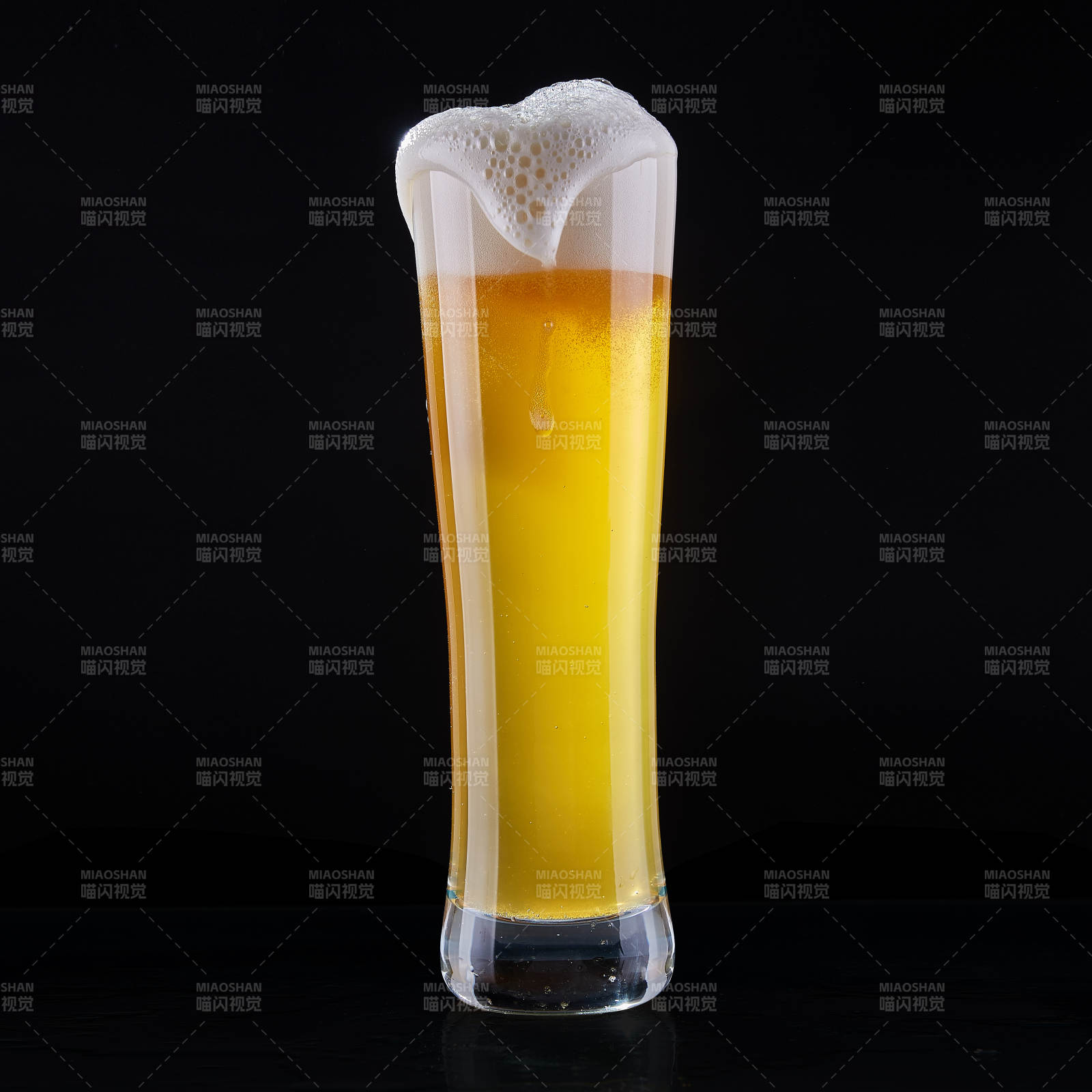 金黄啤酒泡沫特写图片