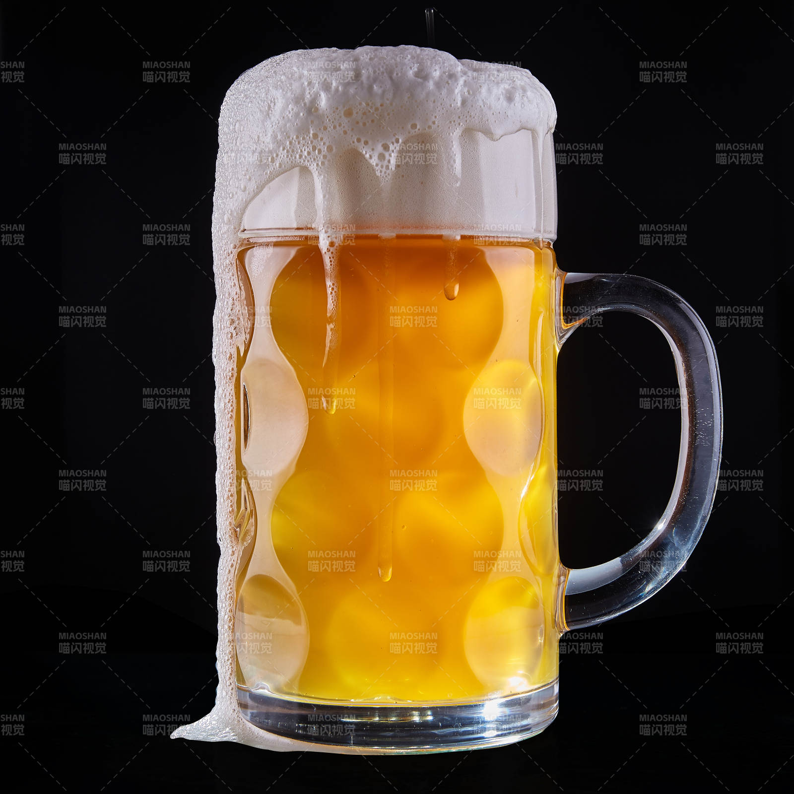 泡沫啤酒杯特写图片