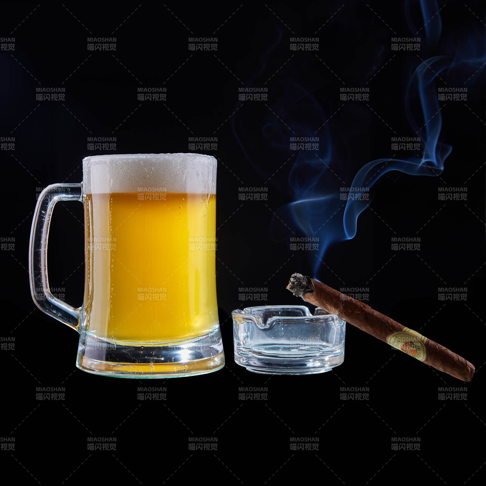 啤酒与雪茄的享受时光图片