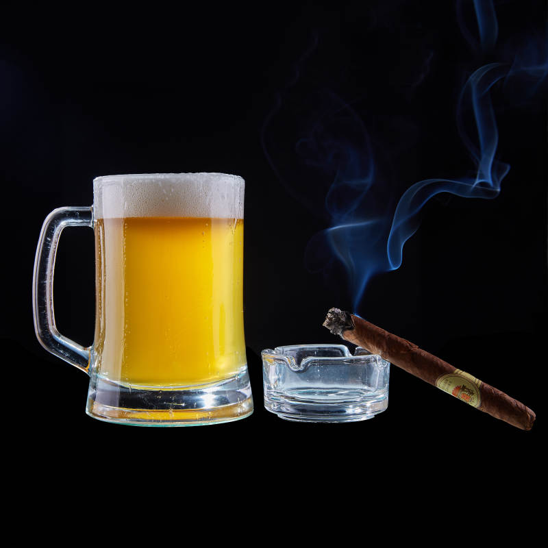 啤酒与雪茄的享受时光图片