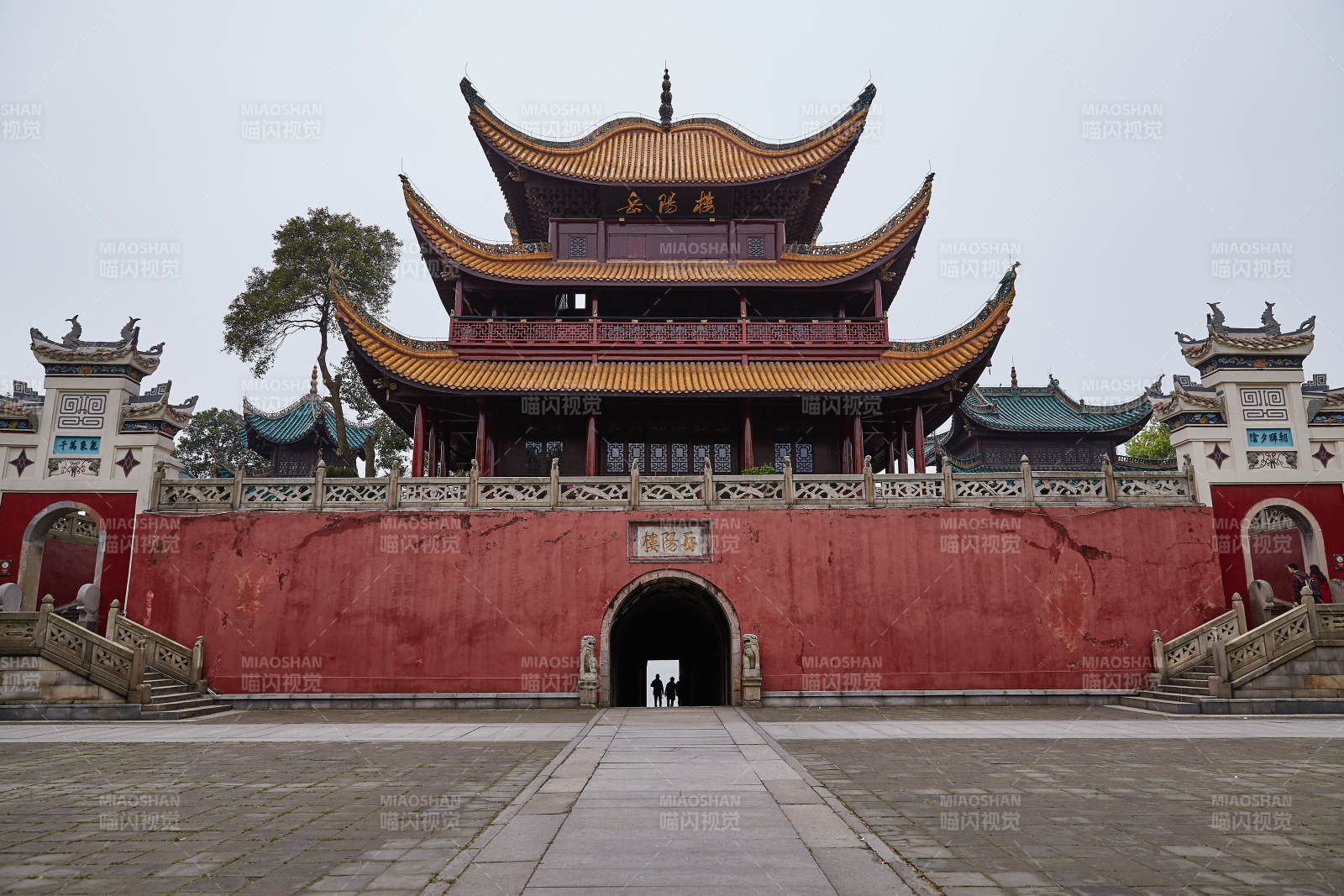 古建筑群的宏伟入口图片