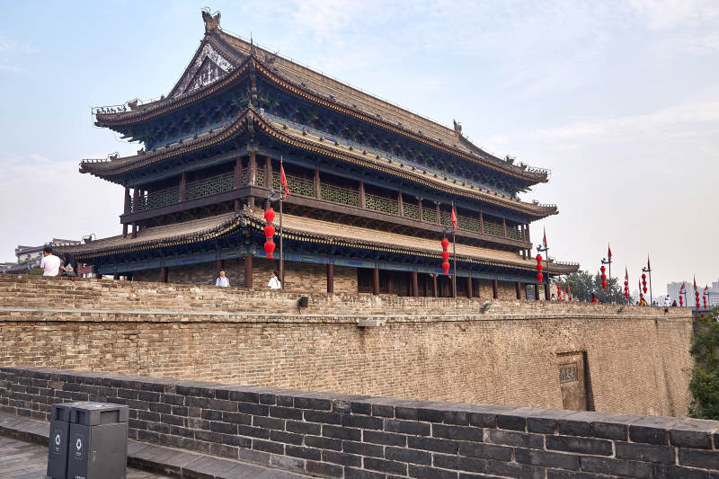 古城墙上的传统建筑图片