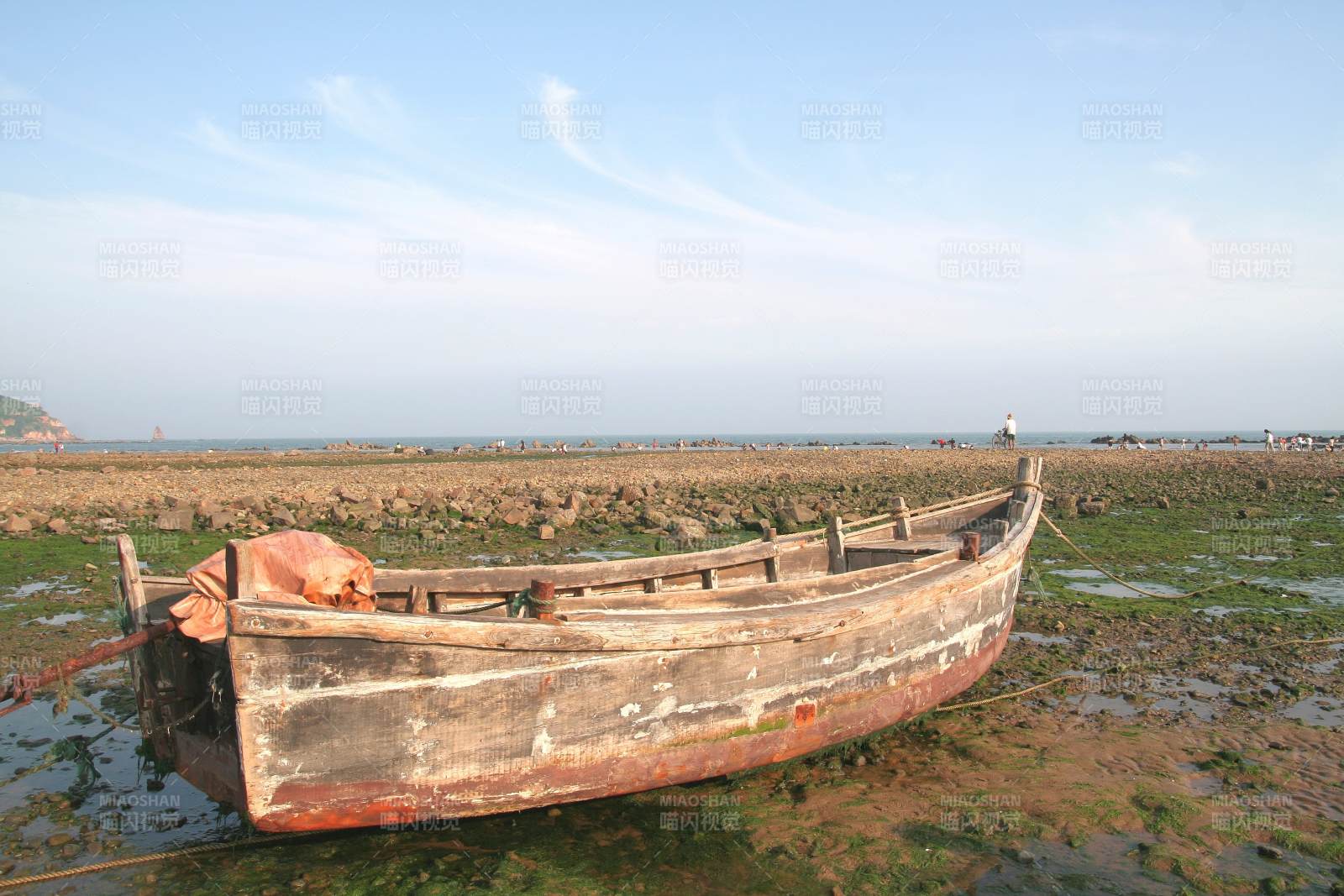 搁浅的旧木船图片