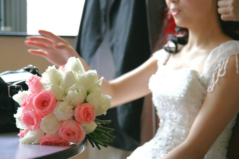 新娘手捧花束准备婚礼图片
