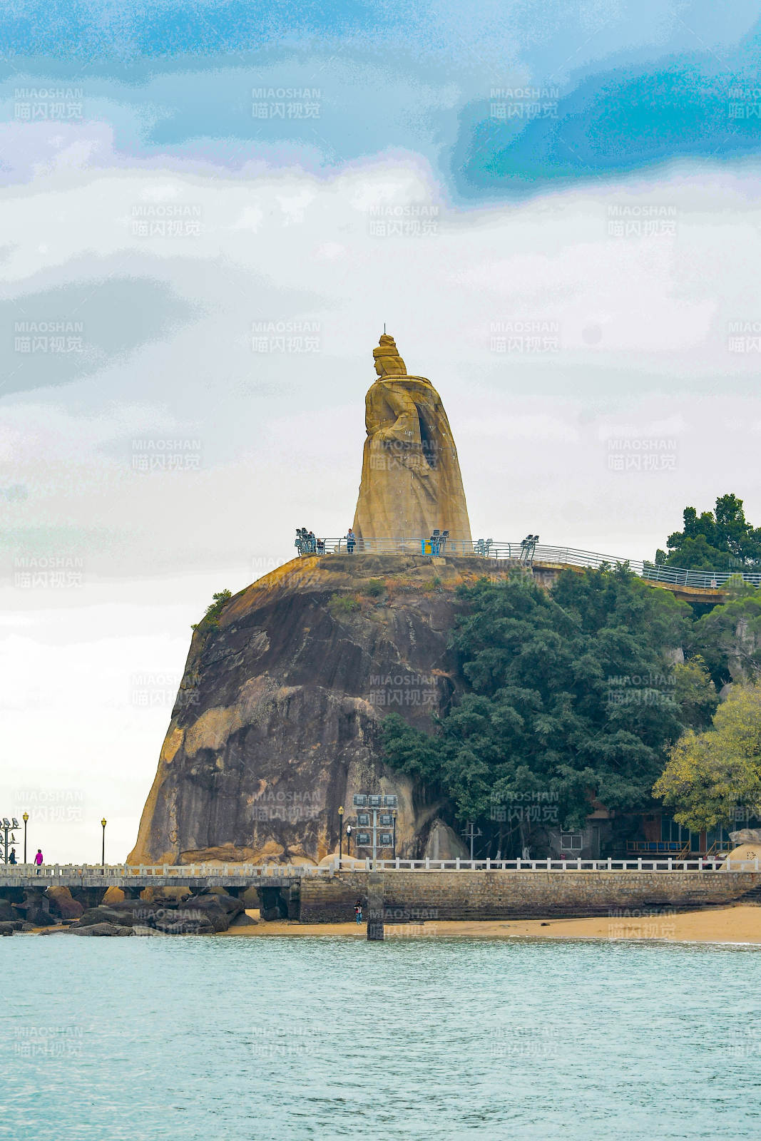 海边巨石雕像风光图片