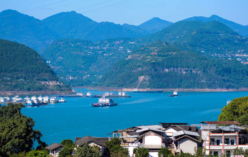 山水环绕 江畔村落宁静图片