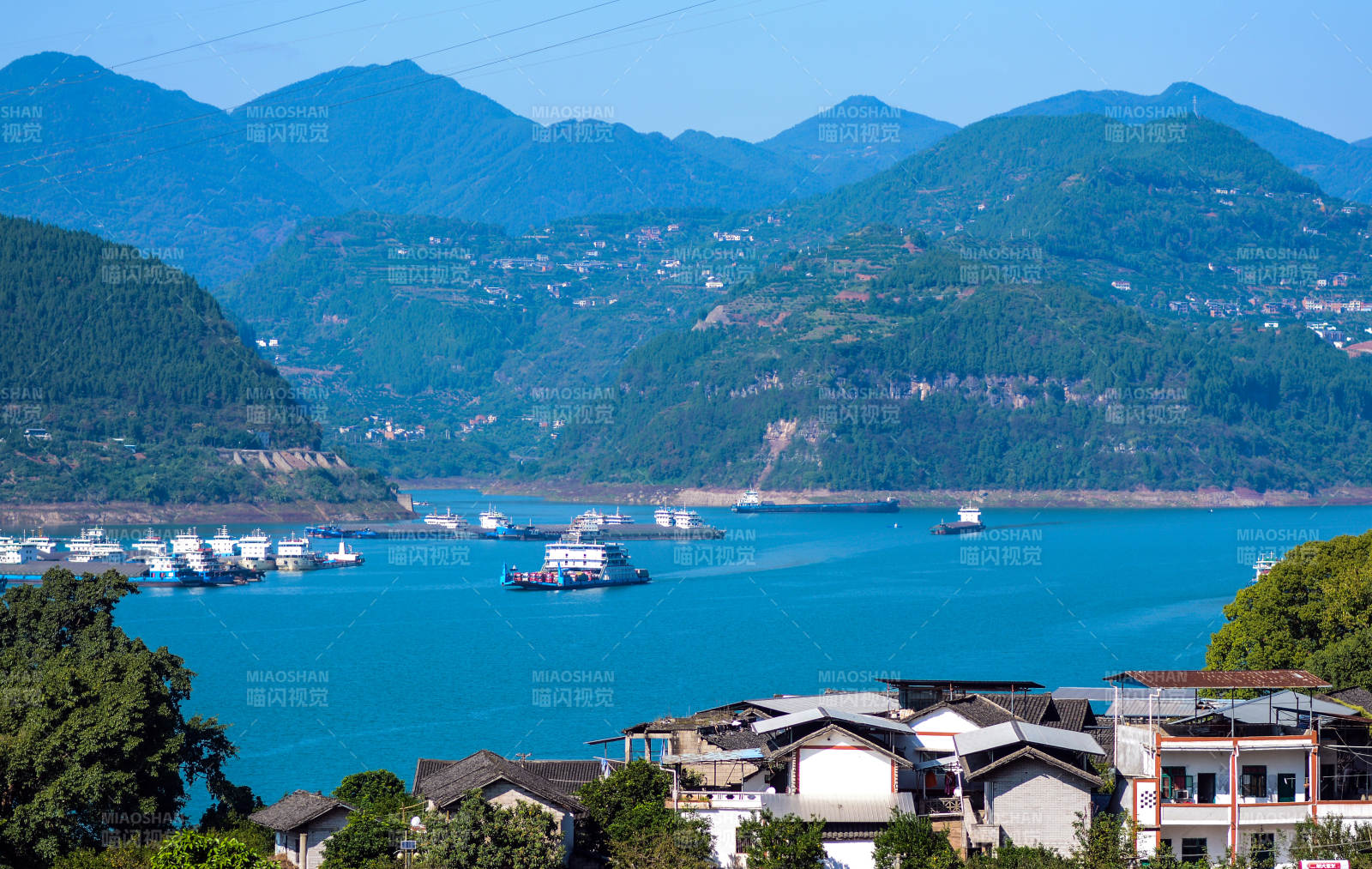 山水环绕 江畔村落宁静图片