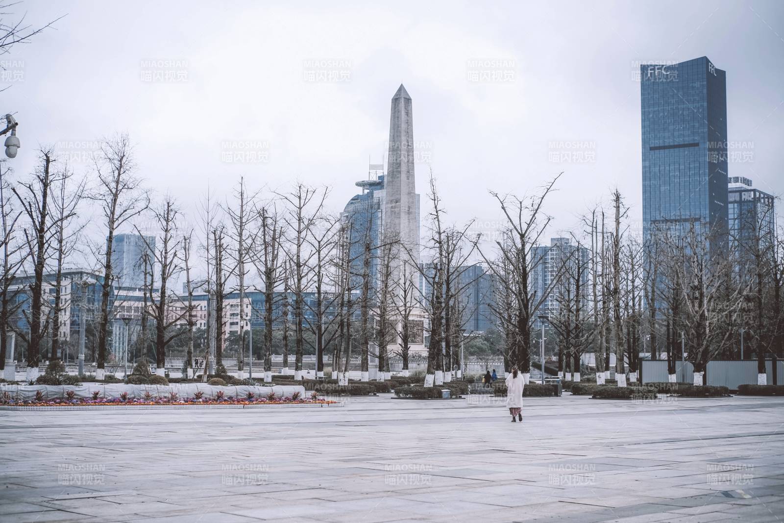 冬日城市广场与高楼图片