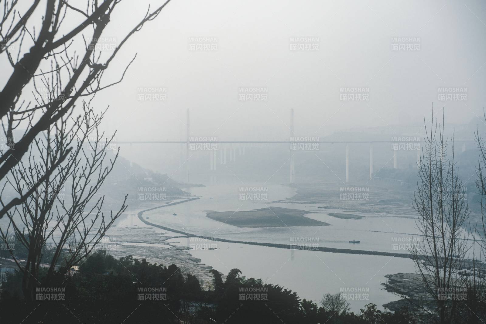 雾中大桥静谧河景图片