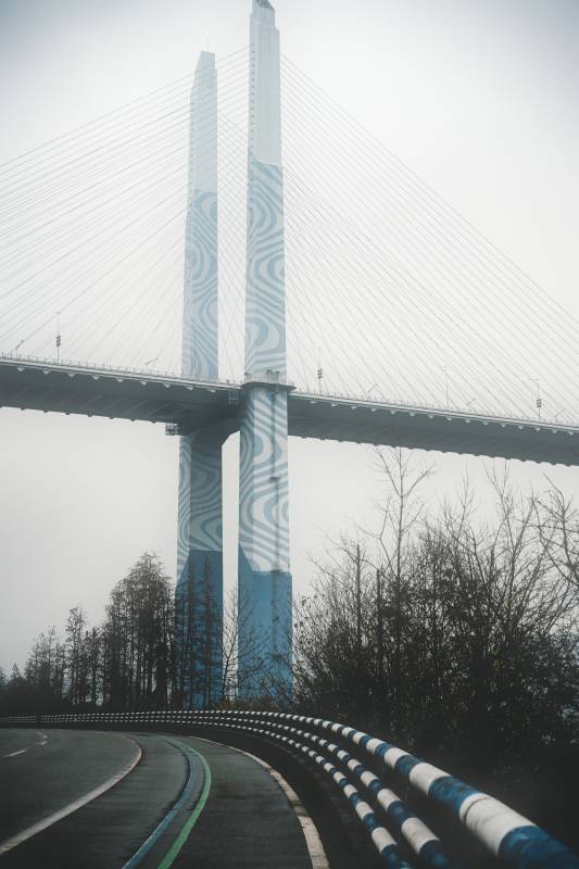 雾中大桥 静谧之美图片