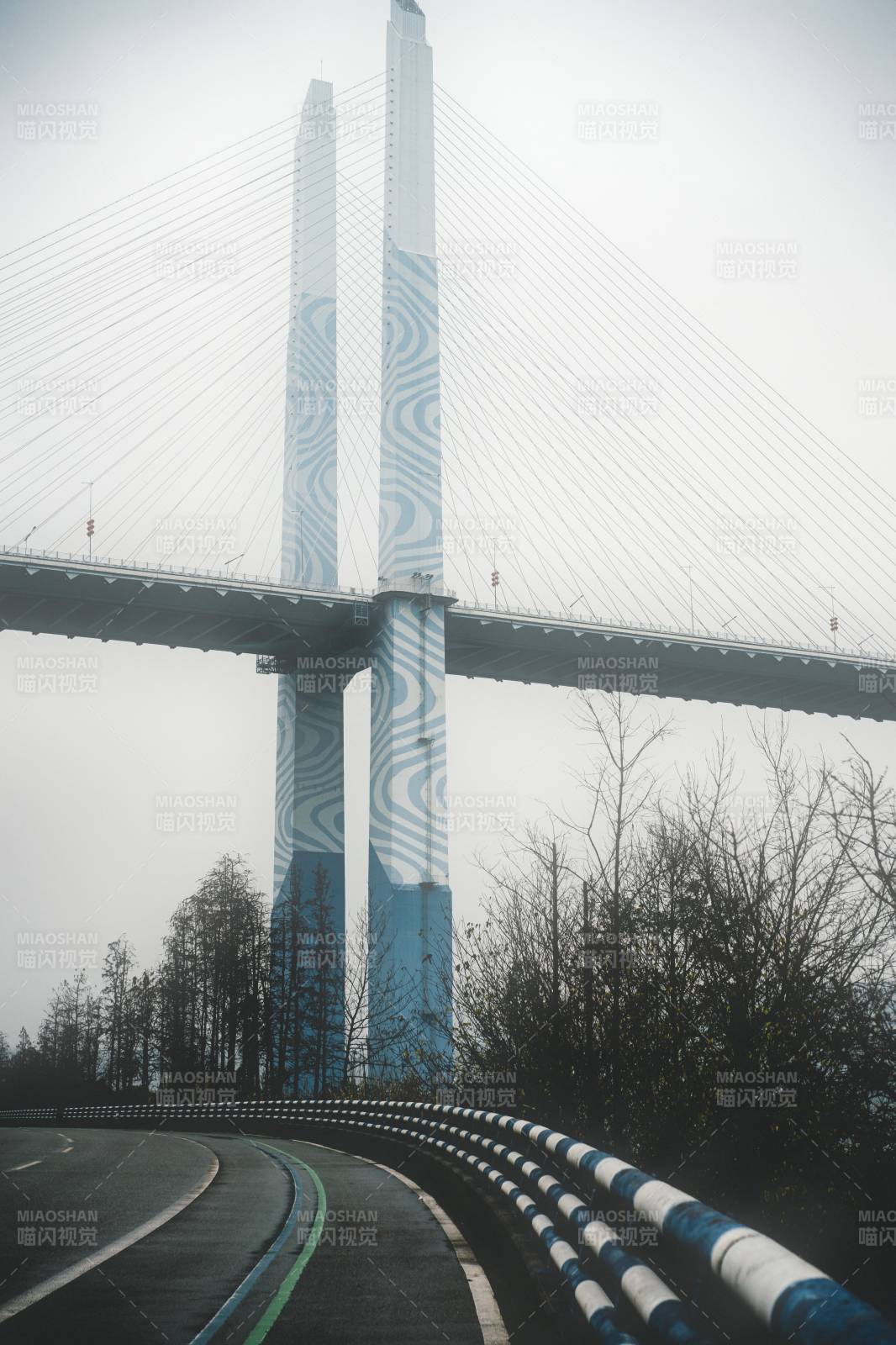 雾中大桥 静谧之美图片