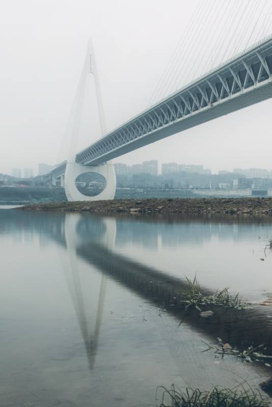 雾中桥影 静谧河畔图片