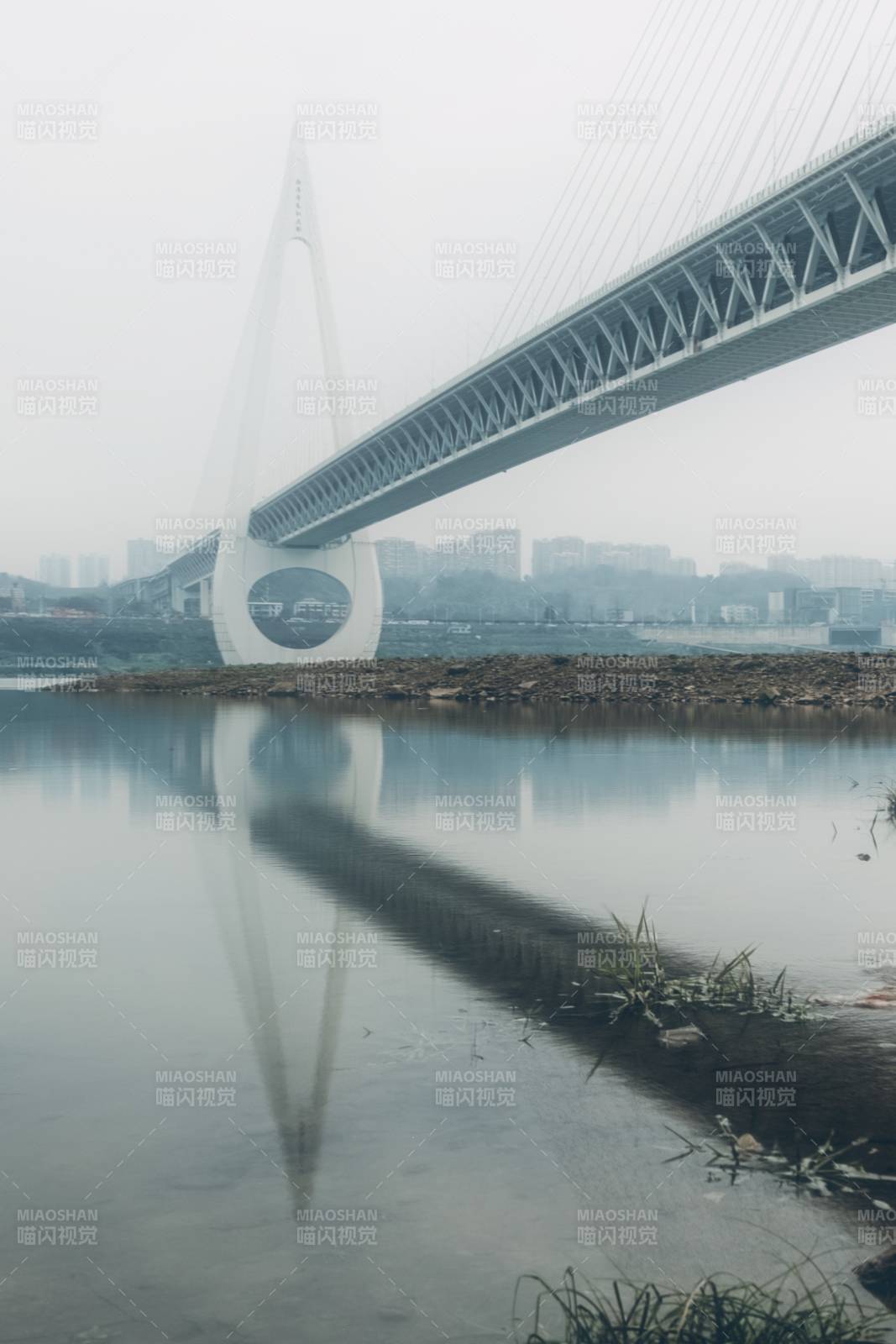 雾中桥影 静谧河畔图片