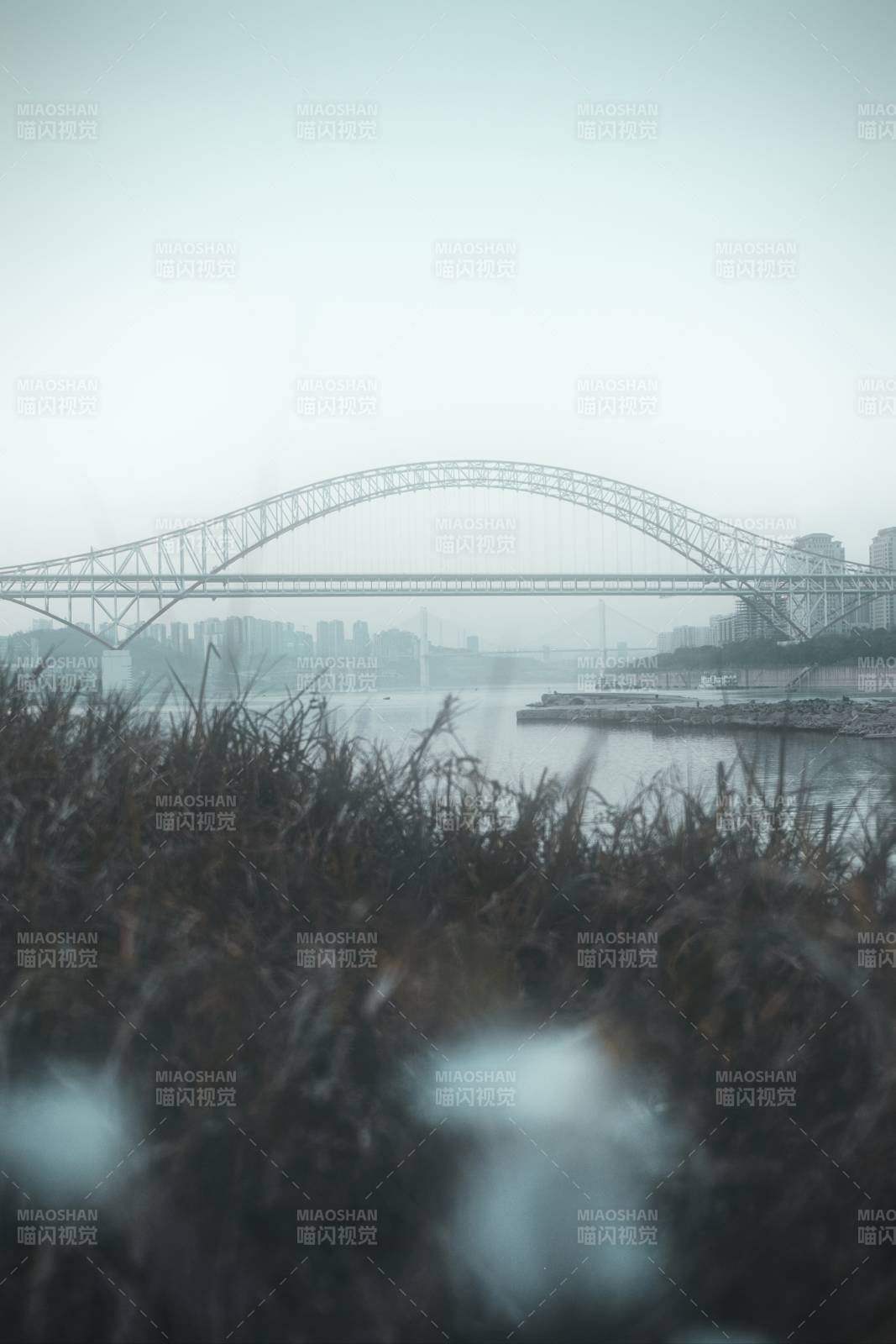 雾中拱桥静谧景图片