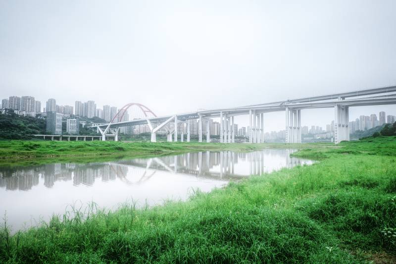 雾中拱桥映江水图片