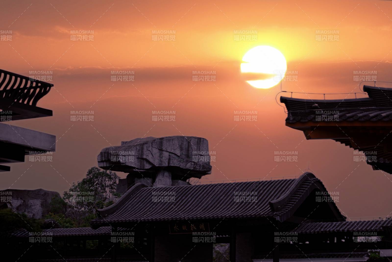 夕阳映照古建筑之美图片