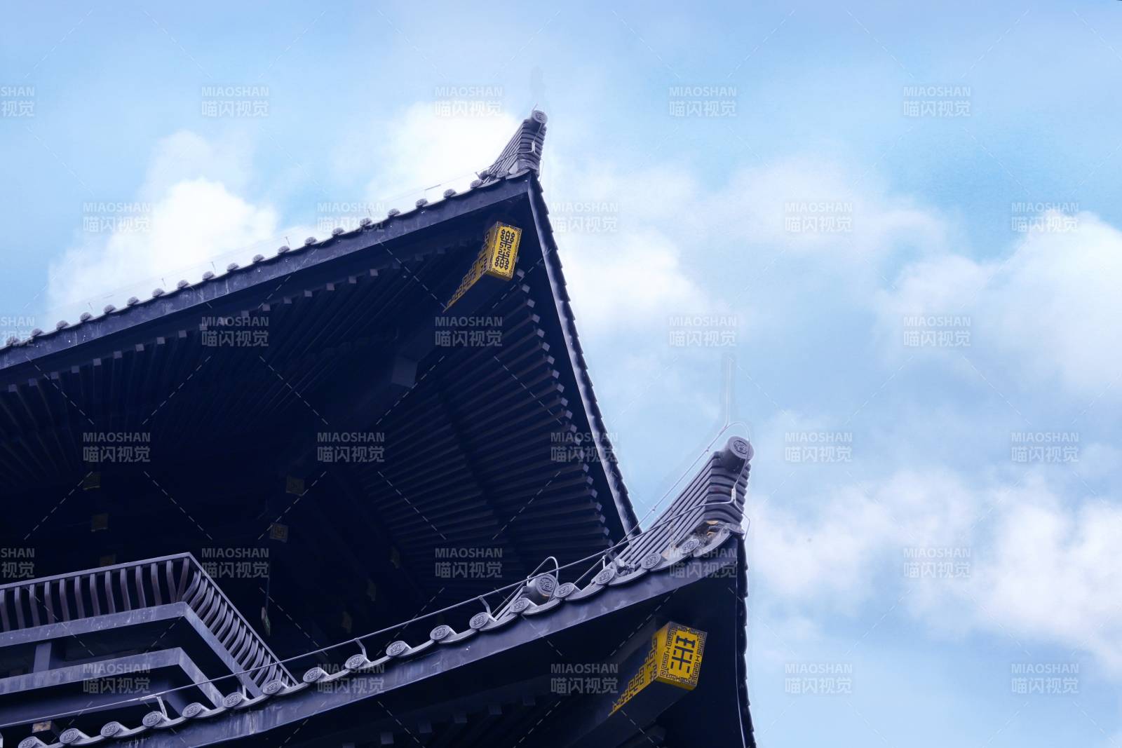 古建筑飞檐翘角蓝天白云图片