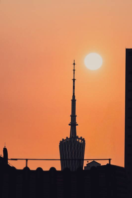 夕阳下的塔尖剪影图片