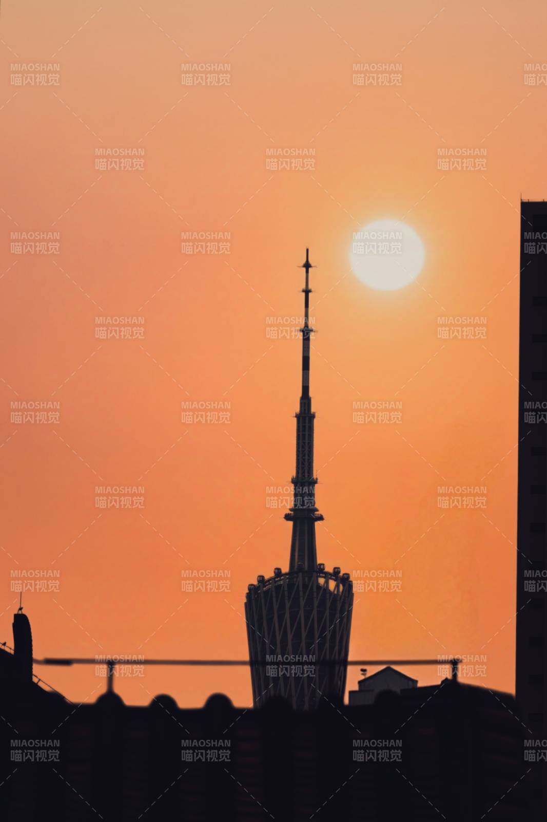 夕阳下的塔尖剪影图片