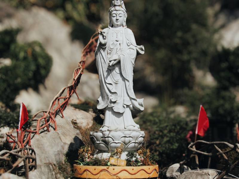 观音雕像静谧山间景图片