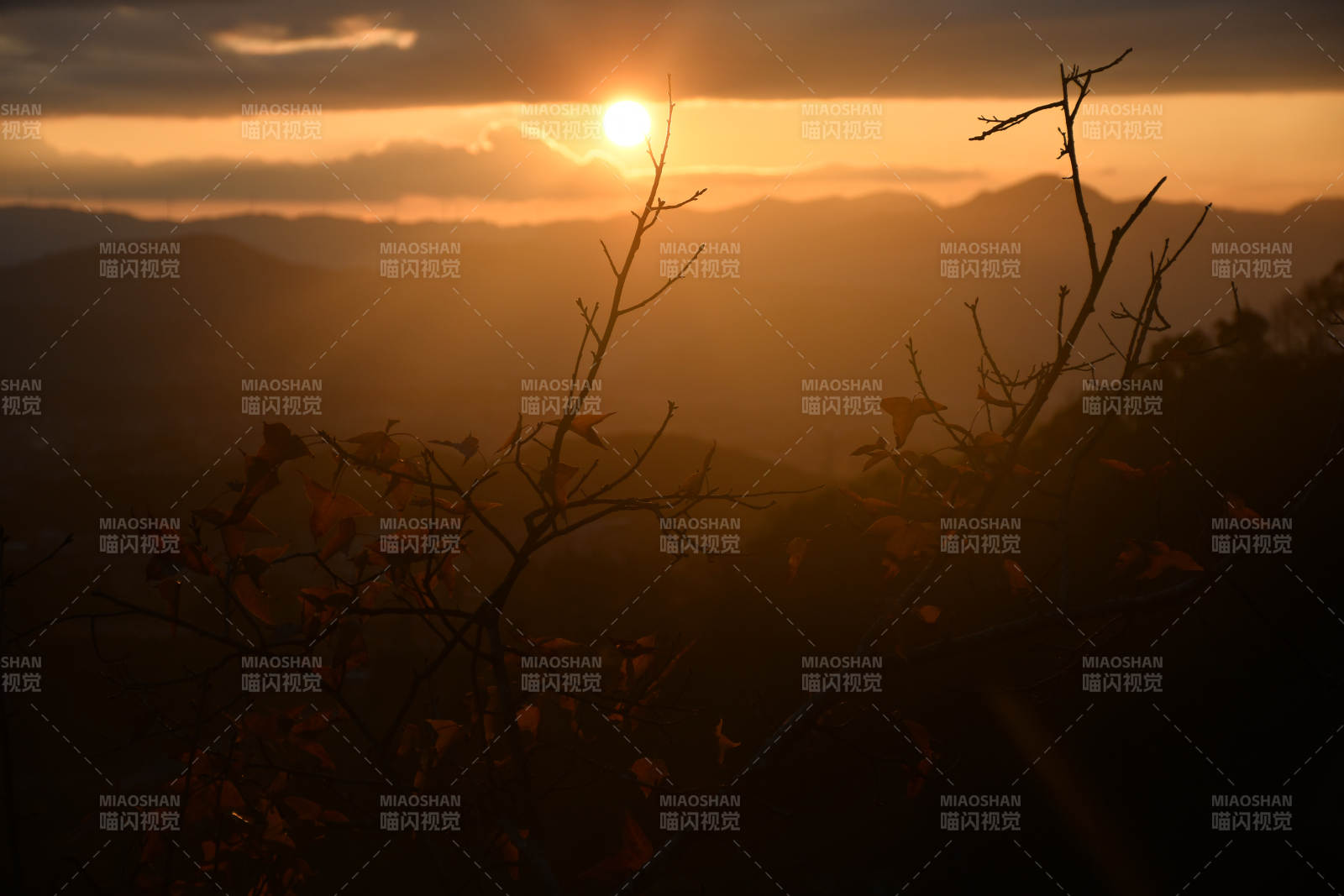 秋日黄昏山间剪影图片