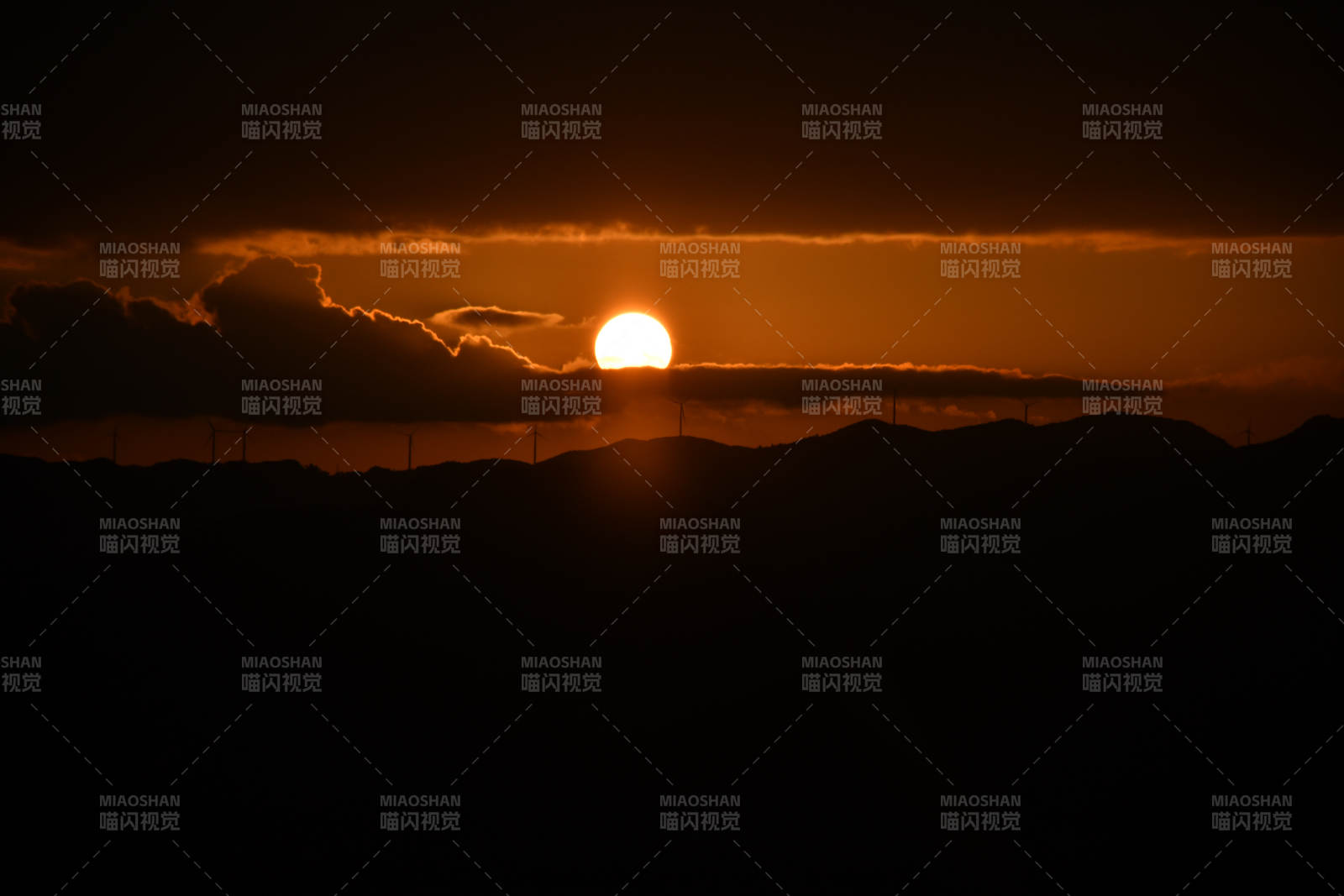 夕阳西下 山峦剪影图片