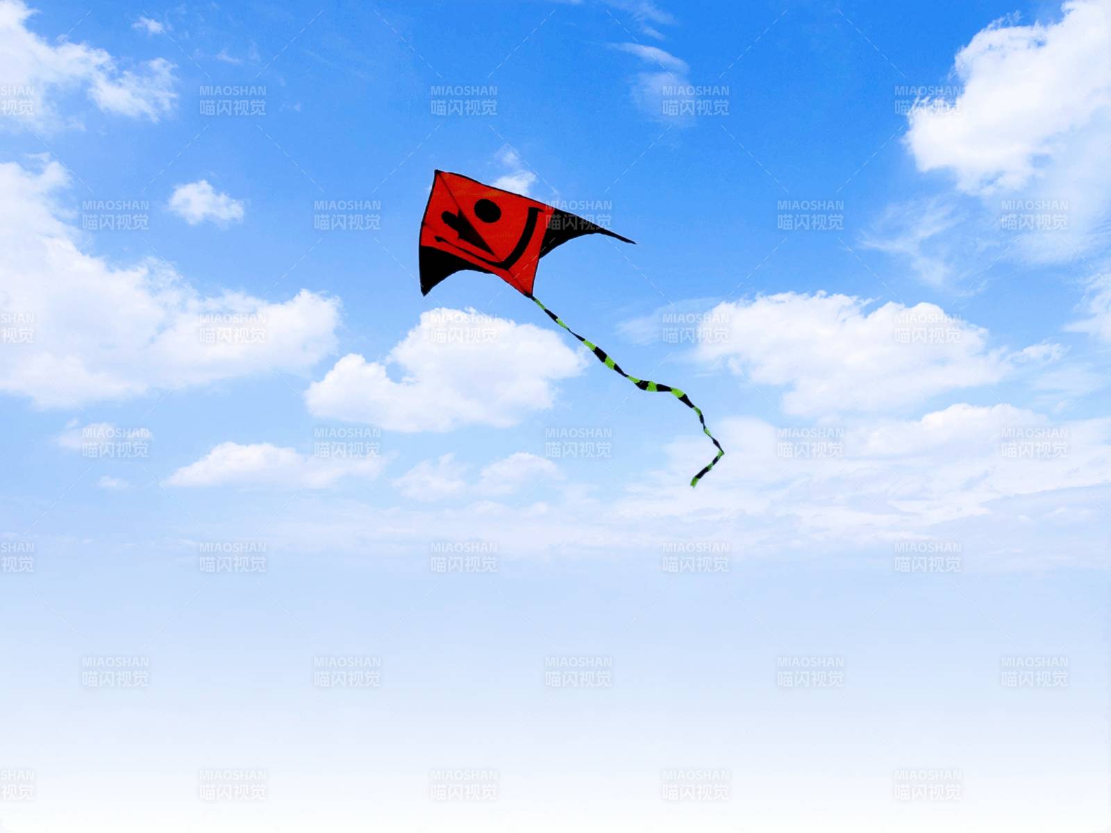 蓝天白云下的风筝图片