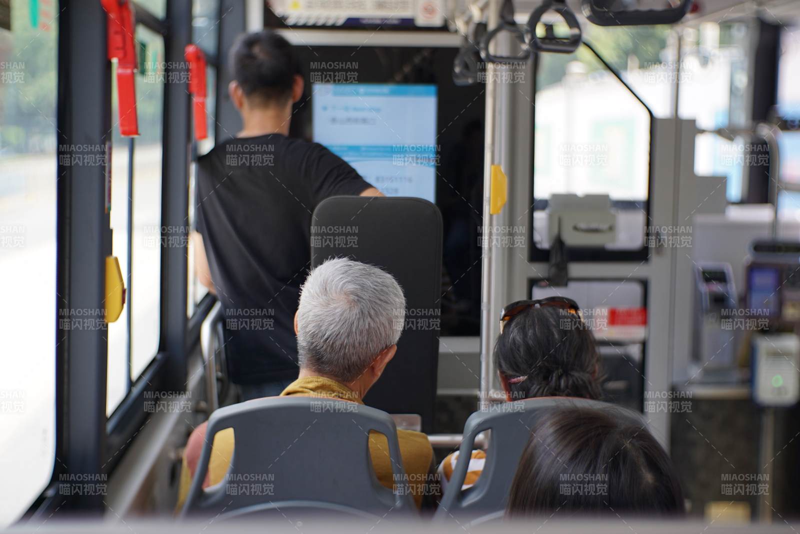 公交车内乘客场景图片