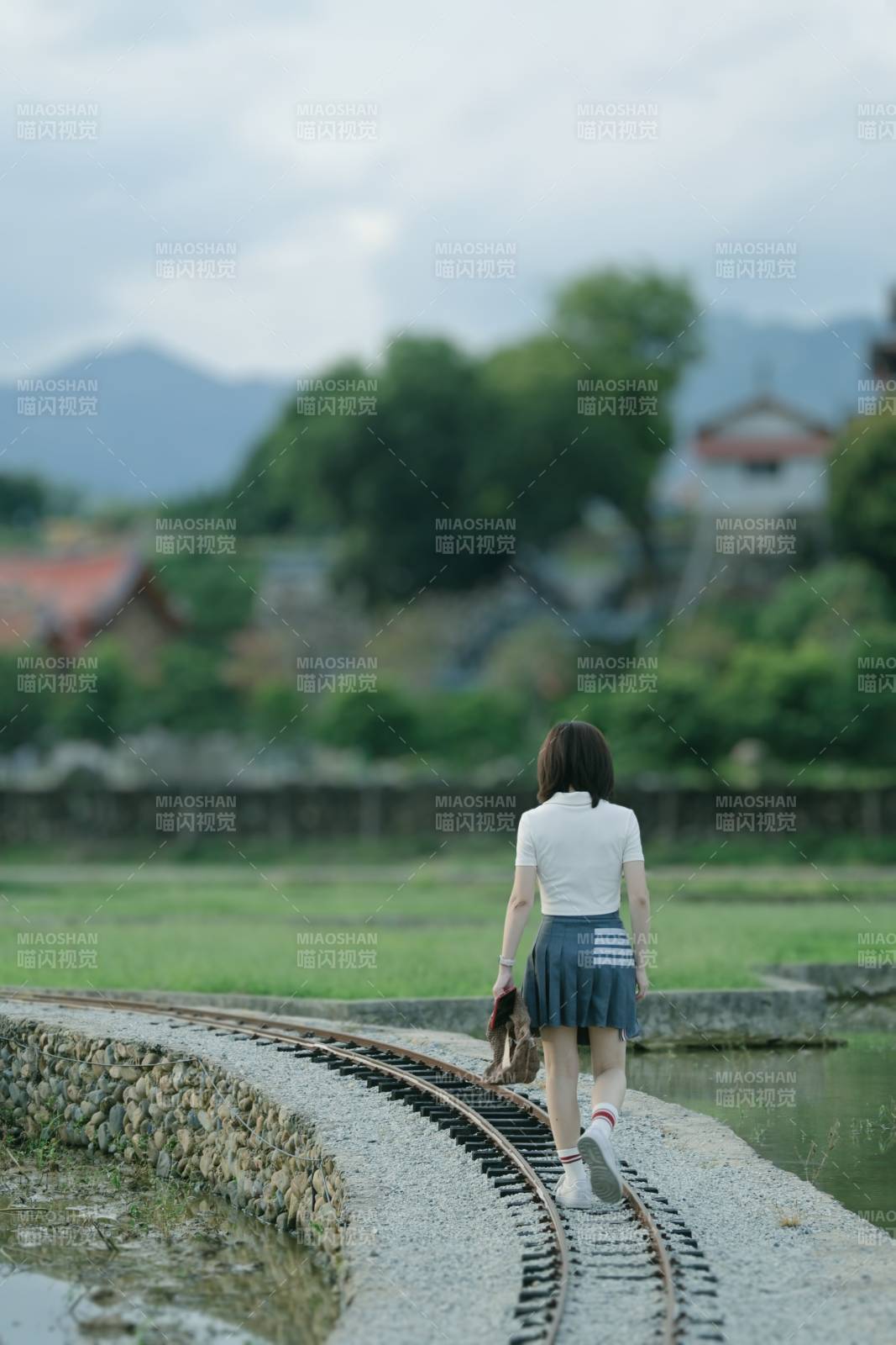 独行铁轨 田园静谧图片