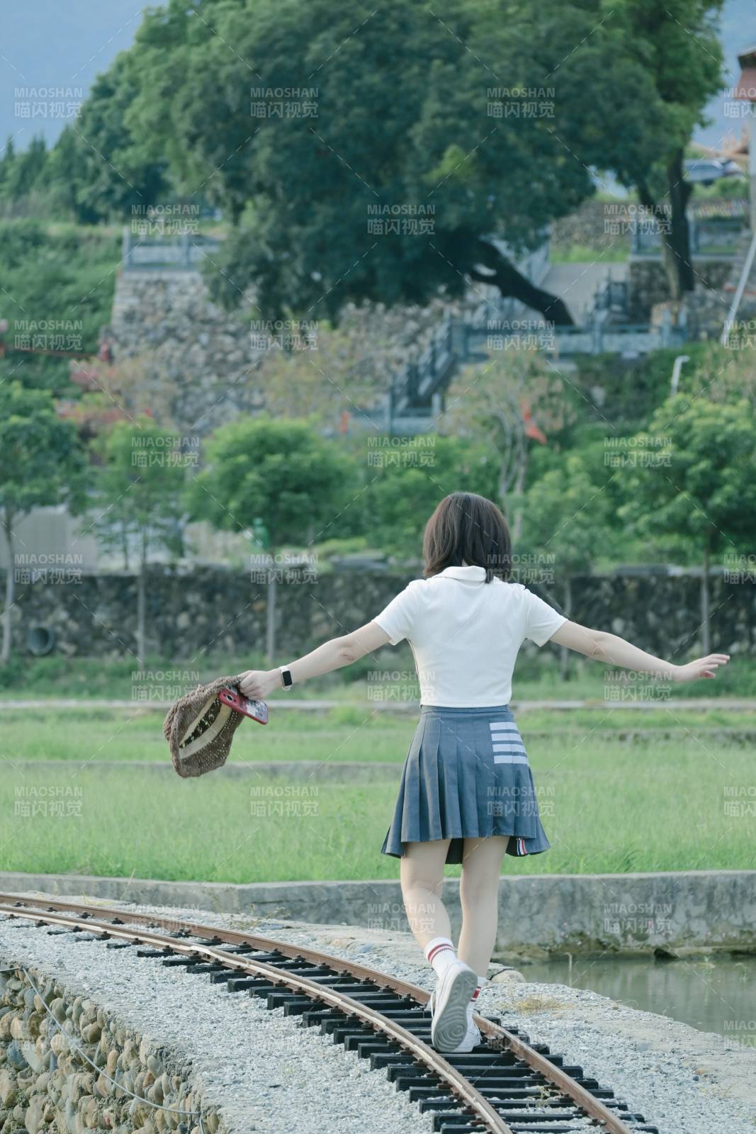 铁轨上的青春漫步图片