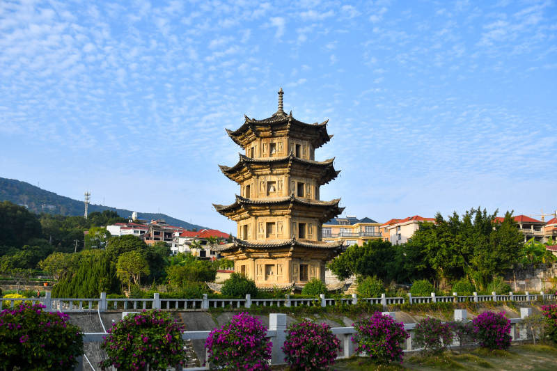 莆田南山古塔映蓝天 花海环绕图片