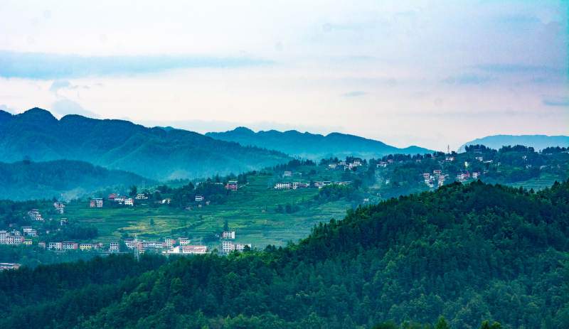 青山叠翠 云雾缭绕图片