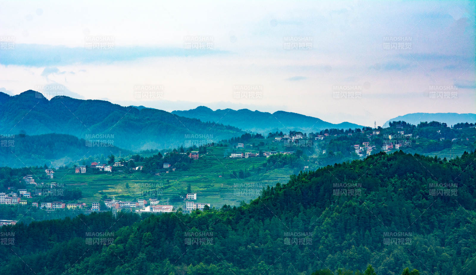 青山叠翠 云雾缭绕图片