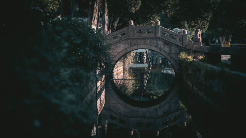 古桥圆洞映绿荫图片