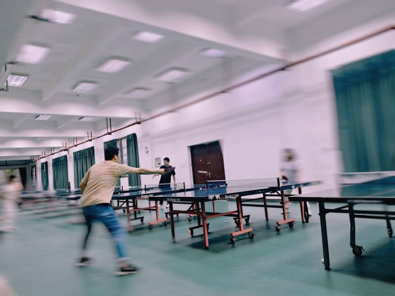 室内乒乓球比赛瞬间图片