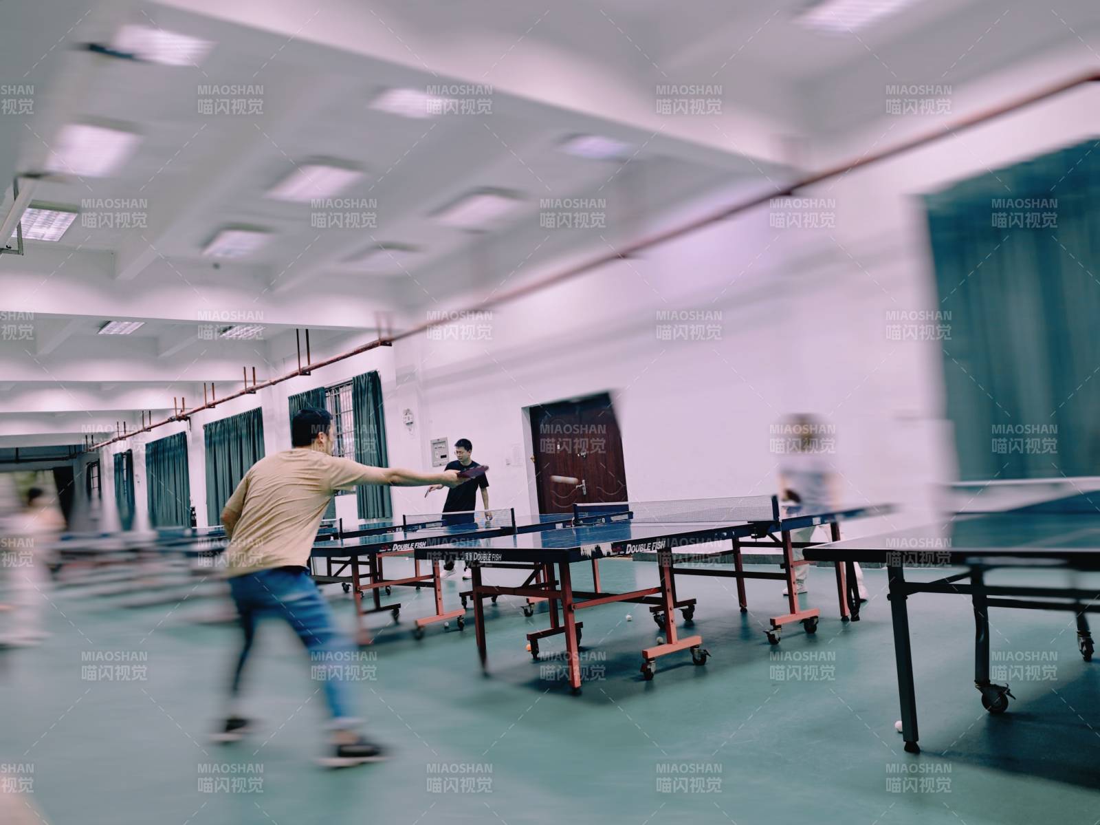 室内乒乓球比赛瞬间图片