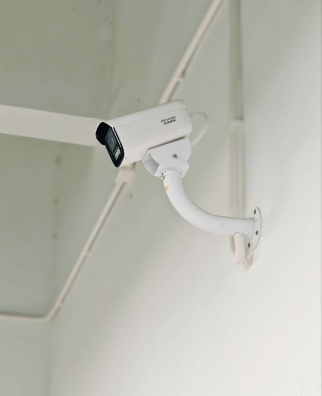 墙角安装的白色监控摄像头图片