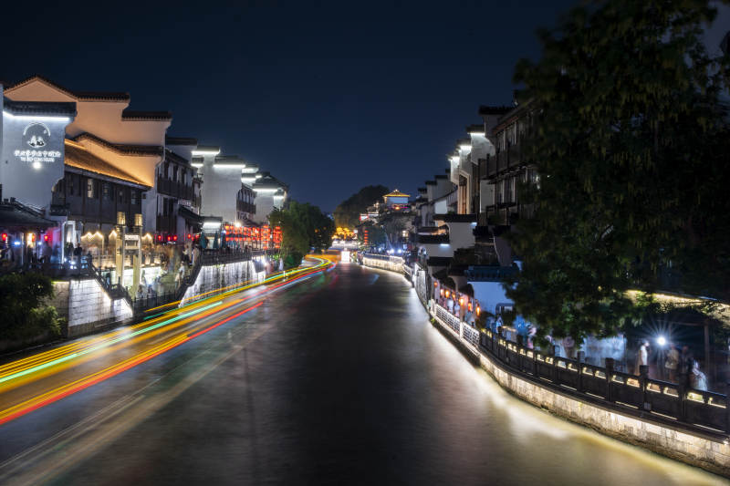 夜色古镇 光影流连图片