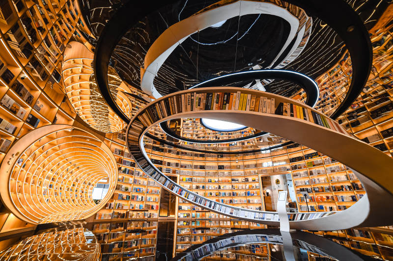 螺旋书架的奇幻图书馆图片