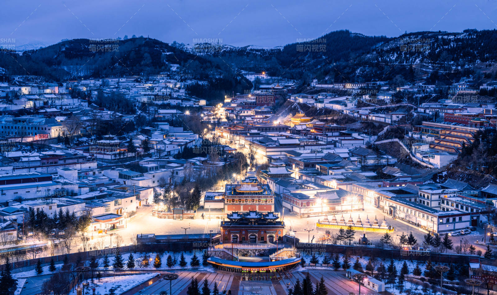 雪夜小镇灯火辉煌图片