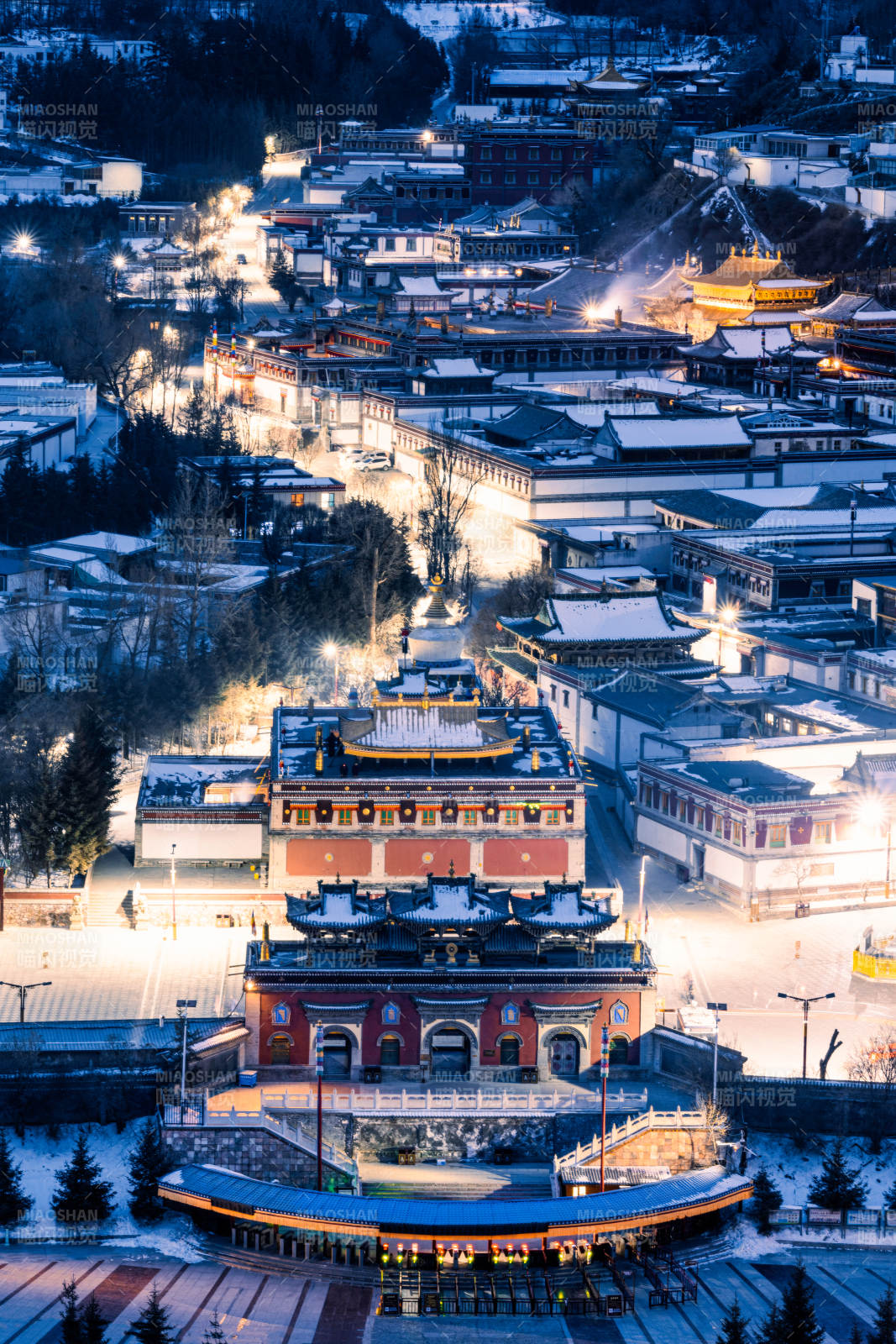 雪夜中的寺庙灯火辉煌图片