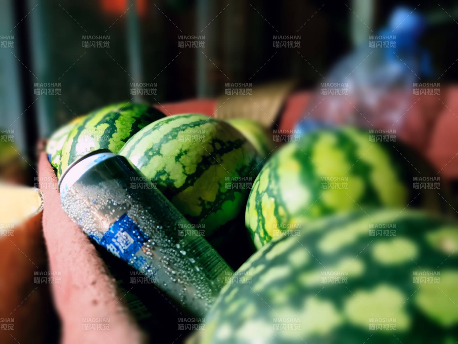 西瓜与饮料的夏日清凉图片