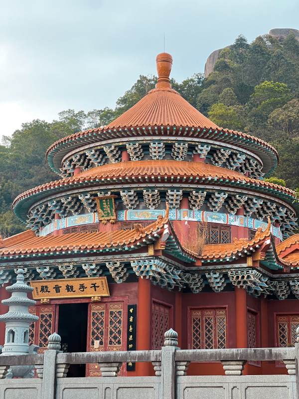 古塔山间 红墙绿树相映图片